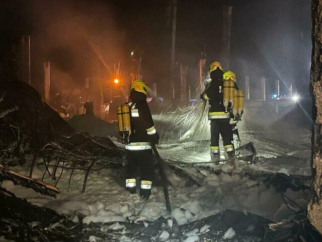 Die Feuerwehren kämpfen unermüdlich. Bereits die Dritte Schicht befindet sich derzeit im Einsatz. | Foto: BFKDO Tulln/ Ch. Resch