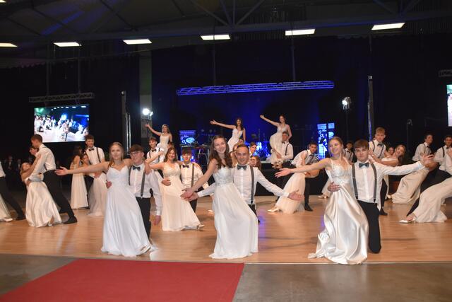 Die Maturanten eröffneten mit einer schönen Polonaise. | Foto: Michael Strini