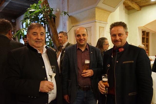 Gut gelaunt der WK-Einladung gefolgt: Die Bürgermeister Herbert Kröll (Nassereith), Stefan Rueland (Tarrenz) und Martin Gstrein (Karres) (v.l.) | Foto: Manuel Matt