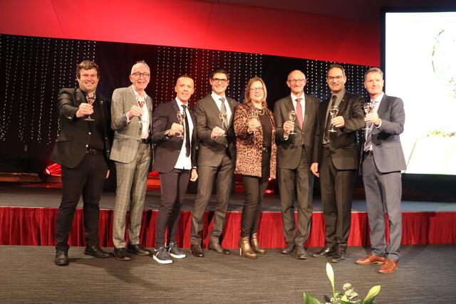 Prosit 2023: Vizebgm. Thomas Hittler, Bgm. Herbert Mayer, WK-Bezirksstellenleiter Otmar Ladner, WK-Bezirksobmann Michael Gitterle, LA Beate Scheiber, LH Toni Mattle, WK-Präsident Christoph Walser und WK-Dir.-Stv. Gregor Leitner (v.li.) stoßen auf ein erfolgreiches Wirtschaftsjahr an. | Foto: Siegele