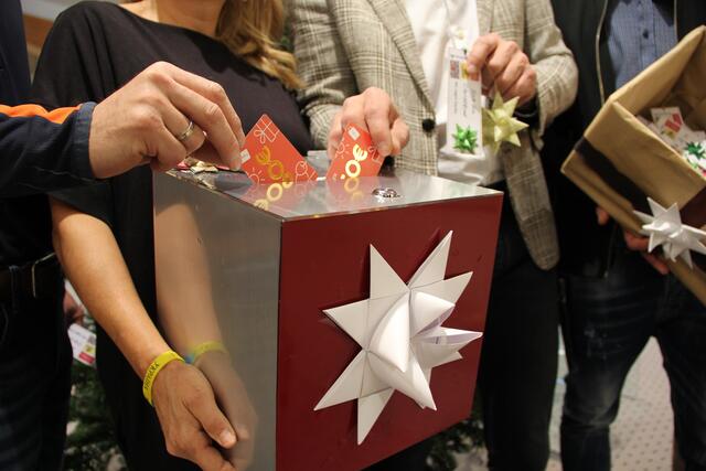 Weihnachtsbenefizaktion in Landeck: In der Spendenbox wurden LG-Gutscheine gesammelt. | Foto: Tanja Thurner
