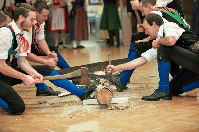 Mit ihrem Auftritt - „Die lustigen Holzhackerbuam“ - brachten die Gäste aus Nikolsdorf aus Osttirol den Tanzboden zum Beben.