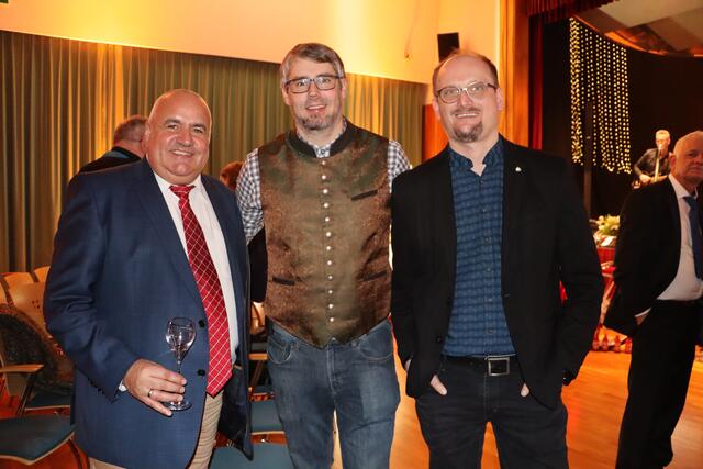 Albert Tschallener, Geschäftsstellenleiter Daniel Schwarz und Redaktionsleiter Othmar Kolp (v.li.) waren als Vertreter der RegionalMedien Tirol beim Neujahrsempfang dabei.  | Foto: Siegele