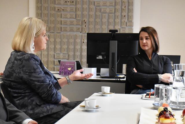 LRin Mair empfing BMin Tanner in ihrem Büro im Landhaus in Innsbruck. | Foto: © Land Tirol/Pichler