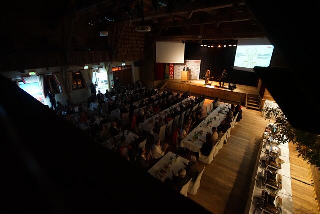 Vor den Ansprachen umriss ein Kurzfilm die wirtschaftlichen Gegebenheiten im Bezirk. | Foto: Manuel Matt