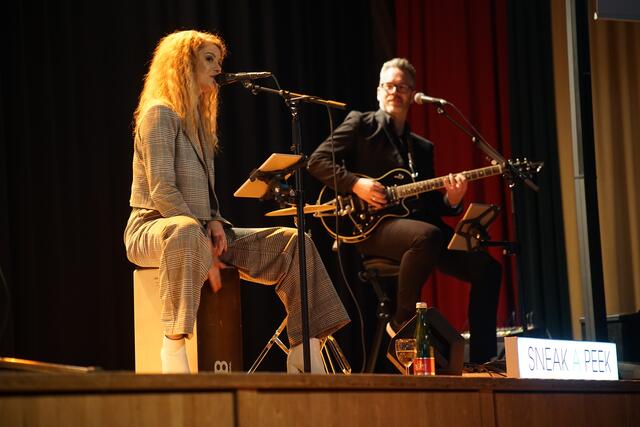 „Don't go chasing waterfalls“: Für Musik sorgten Carmen Tannich und Kalle Wallner als Duo „Sneak A Peek“ | Foto: Manuel Matt