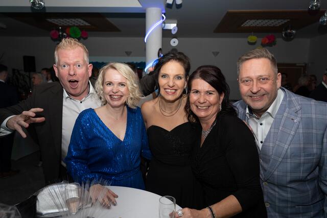 In bester Disco-Partystimmung (v.l.): die Breitenauer Andreas und Carina Mauser, Karin Fasching, Martina Otter und Mario Mosinzer.