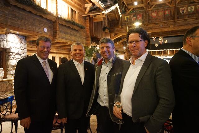 Angereist aus dem Ötztal: Umhausen-Dorfchef Jakob Wolf, Vizebürgermeister Johannes Auer und Bürgermeister Richard Grüner (Längenfeld) sowie Friedl Klotz (Alpen Creative Bau) (v.l.) | Foto: Manuel Matt