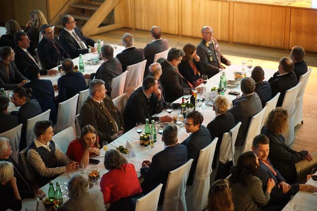 Gute Gespräche vor den offiziellen Ansprachen: Ein Blick in den Trofana-Saal | Foto: Manuel Matt