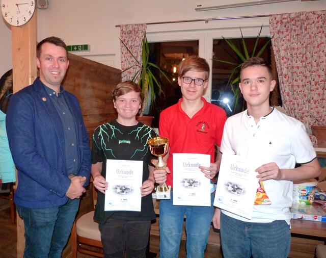 (von links) U 14: Hofkirchner Bgm. Josef Gadermeier, Michael Daxner (3., TSV Frankenburg), Mario Edlbauer (1., SV Hofkirchen), Astrit Lezi (2., SV Ried)
