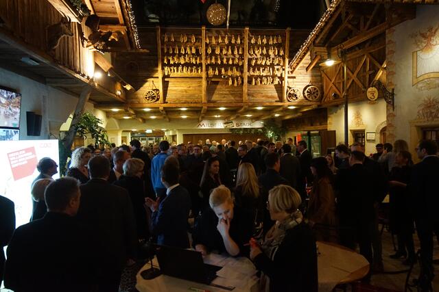 Schon weit vor Beginn des offiziellen Teils füllten sich die Milser Trofana-Räumlichkeiten zum Neujahrsempfang der Wirtschaftskammer  | Foto: Manuel Matt