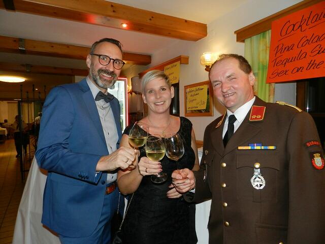 Jürgen, Sonja Eibenberger, Franz Ruml( Feuerwehrkommandant Franz Ruml freute sich das er  Jürgen und Sonja Eibenberger am Ball begrüßen konnte )