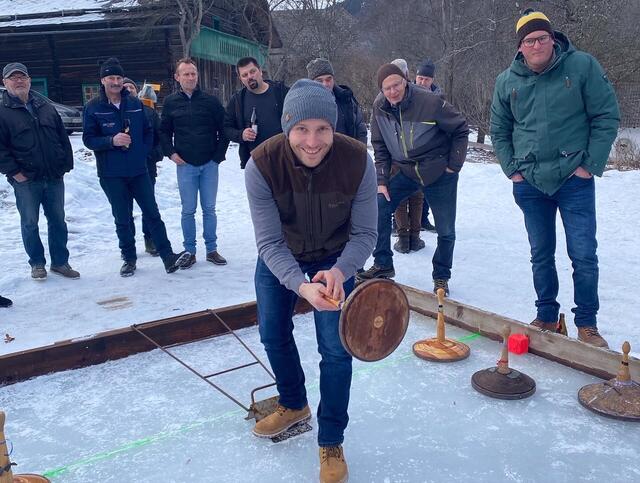 Eisstockschütze VORNE – Stefan Embacher.                                           HINTEN VON LINKS – Bürgermeister Leonhard Kocher, Gerald Ölschützer, Josef Rauter (halb verdeckt) Franz Ferner und Christian Rauter.

 

Zweites Foto: VON LINKS - Beimoar Bernhard Knapp, Moar Josef Braunsteiner, Moar Johann Huber, Beimoar Erich Mayer | Foto: Kameradschaft Ramingstein