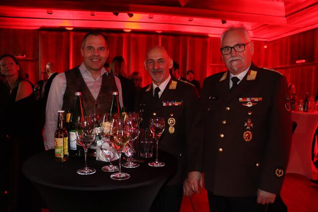 BFK Hermann Wolf und sein Stv. Hubert Senn mit Direktor der HAK/HLW Landeck Reinhold Greuter (v.re.). | Foto: Siegele