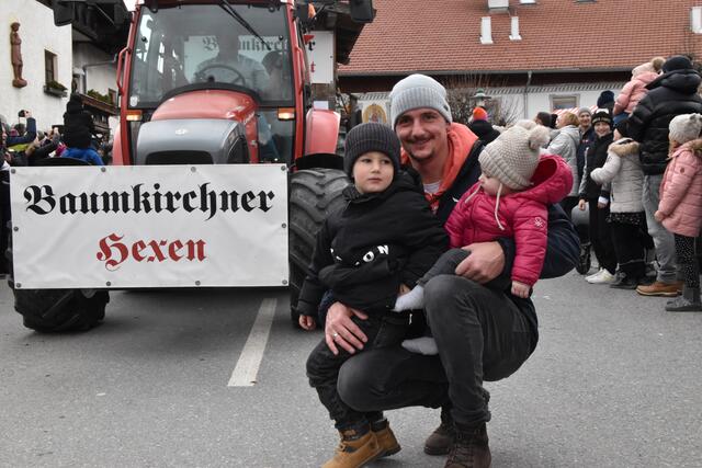 Fabio, Mila und Vater Thomas waren von den vielen Hexen begeistert. | Foto: Kendlbacher
