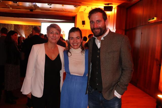 TFBS Dir. Martina Bombardelli (li.) und ihr Stv. Thomas Rudig (re.) mit JHG Obfrau und Obfrau Fachgruppe Gastronomie Anna Kurz. | Foto: Siegele