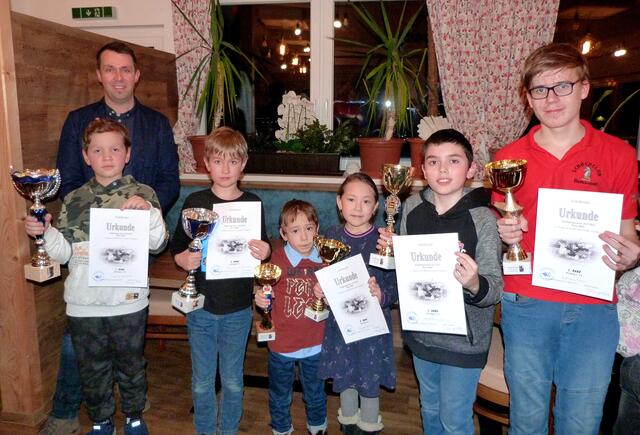 Siegerfoto (von links): Oleksandr Mnyshenko (U10), Bgm. Gadermeier, Raphael Redhammer (U8), Karl Doppelbauer, 5 Jahre, jüngster Teilnehmer, das bestplatzierte Mädchen Anna Doppelbauer, Joachim Stiefelbauer (U12), Mario Edlbauer (Sieger U14 und Gruppengesamtsieger)