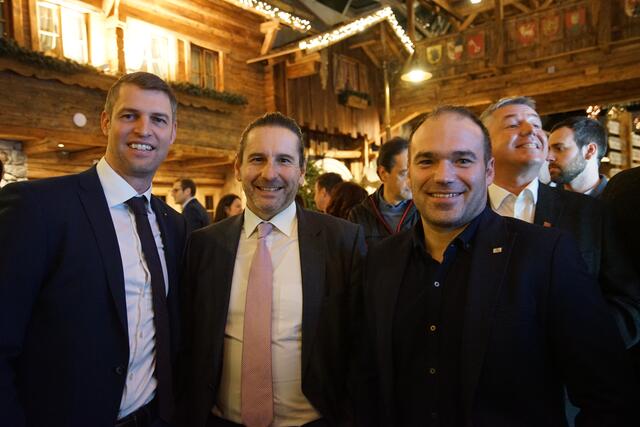 Schick mit und ohne Krawatte: René Venier (Sparkasse Imst) mit Rechtsanwalt und Gemeinderat Christian Linser sowie Thomas Schatz (v.l.), Touristiker in Hoch-Imst und Vizebürgermeister der Stadtgemeinde | Foto: Manuel Matt