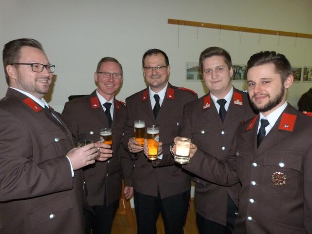Die Feuerwehrmänner stießen auf einen angenehmen Ballabend an!