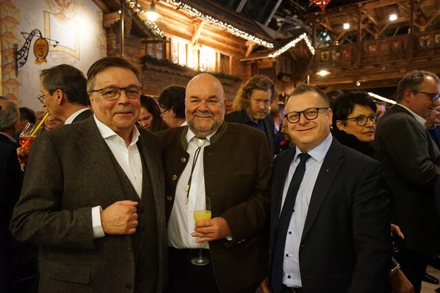 Mitten in der Menge: „medalp“-Gründer Alois Schranz, Michael Tschiderer (Umweltschutz Tschiderer) und der Imster Sparkassen-Filialdirektor Thomas Schultes (v.l.) | Foto: Manuel Matt