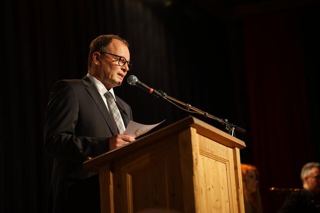 Ließ keinen Zweifel daran, dass das Versprechen eines Fernpass-Scheiteltunnels in heimischen Wirtschaftskreisen unvergessen bleibt: Wirtschaftskammer-Bezirksobmann Josef „Joe“ Huber | Foto: Manuel Matt