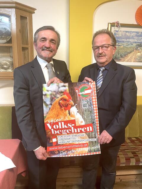 Leo Steinbichler (l.) und Franz Strasser vom Verein "Echt-Ehrlich" rühren die Werbetrommel für das Volksbegehren. | Foto: Jungwirth