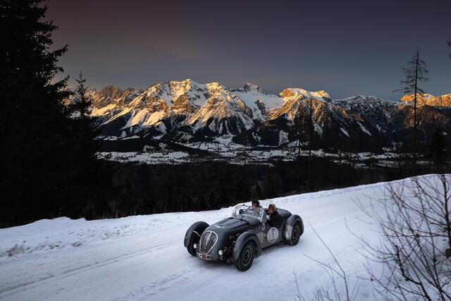 Ein Punkt, warum die Planai-Classic so beliebt ist: Die Sonderprüfungen finden inmitten der Ennstaler Bergwelt statt. | Foto: Ennstal-Classic/Steering Media