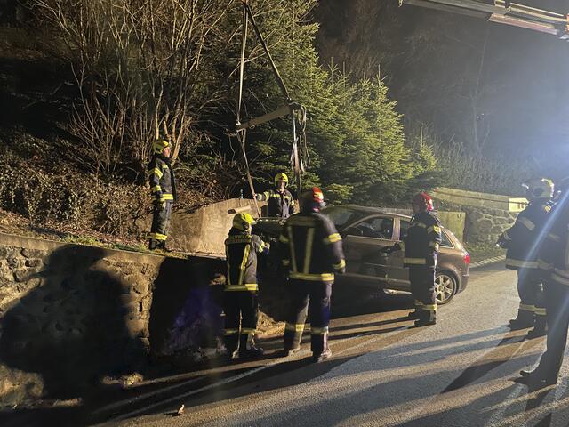 Das Auto konnte nicht mehr bewegt werden, weil es an der Mauer ungünstig zu stehen kam | Foto: Feuerwehr Mattersburg