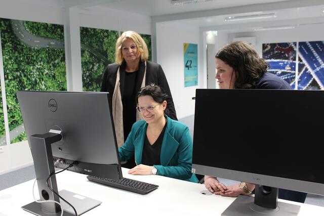 Bildungsstadträtin Doris Koch, Bildungsgemeinderätin Helga Seibezeder, Cornelia Geiger | Foto: Stadtgemeinde Amstetten