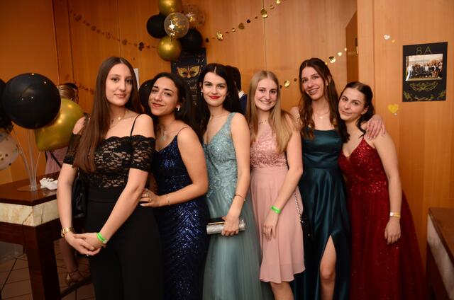 Diese Mädchengruppe posierte gemeinsam mit ihren schönen Kleidern für die Kamera. | Foto: BRS/Pointinger