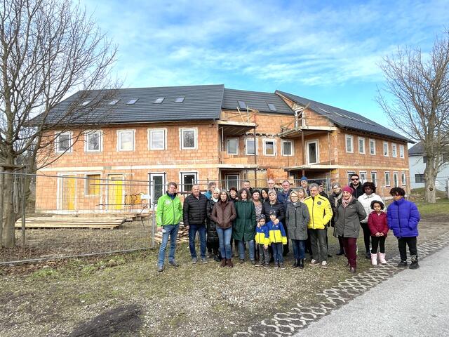 Schon seit Jahren kämpfen die Anrainer gegen das vermeintliche Doppelhaus in der Tuttenhofstraße in Langenzersdorf. Sie sind überzeugt: das stehen zwei Doppelhäuser, die zudem noch miteinander verbunden sind.