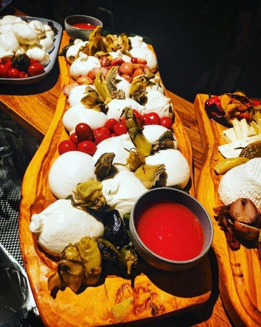 Die Antipastiplatten sind werden mit hausgemachtem Käse bestückt.  | Foto: Fratelli Valentino