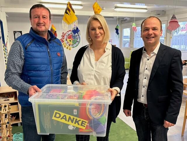 Herber Kober (l.) übergab gemeinsam mit Bürgermeister Johannes Suppan eine Spielzeug-Box an den Kindergarten Edelsbach. | Foto: FPÖ Südoststeiermark/Wagner