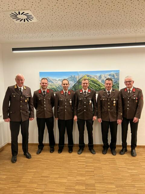 Neue Führung bei der FF St. Jodok-Vals: AK Thomas Triendl, Kassier David Riedl, Schriftführer Paul Mair, Kommandant Hannes Jenewein, Kommandant Stv. Thomas Kirchmair, Bgm. Klaus Ungerank (v.l.) | Foto: FF St. Jodok-Vals