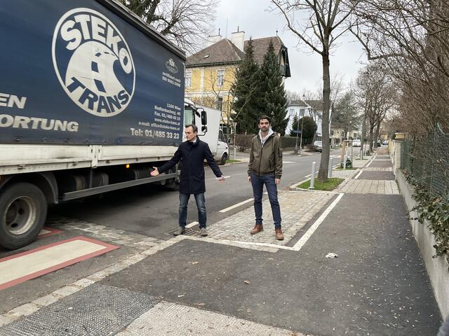 "Der Parkplatz unmittelbar neben dem Zebrastreifen ist besonders ungeschickt gelegen - parkende Autos verstellen die Sicht auf den Verkehr", sagt Christopher Hetfleisch (r.). Dazu müssen Autofahrer wohl mit Schäden an ihren Fahrzeugen rechnen, weil die Stelle besonders eng ist. | Foto: Kautzky