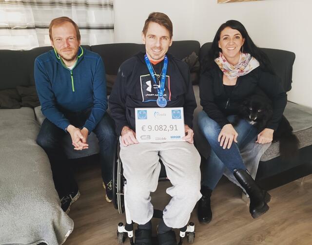 Uwe und Doris Zitzenbacher überbrachten die Spende von der Christmas Challenge. | Foto: KK