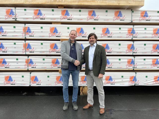 Christian Dickel (Geschäftsführer Dickel Holz GmbH &amp; Co. KG) und Christoph Kulterer (CEO &amp; Eigentümer HASSLACHER Gruppe) freuen sich über den Zusammenschluss beider Unternehmen. | Foto: HASSLACHER Gruppe