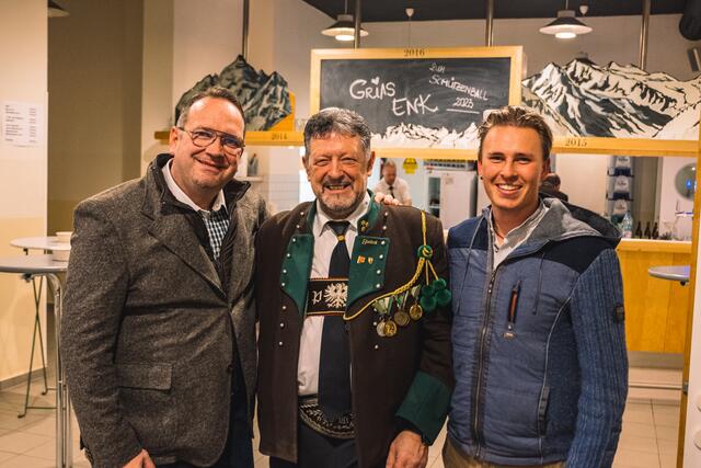 "Ziachorgel Weltmeister" Denis Novato, Schützenhauptman Paul Wechner und Ermes Costa | Foto: Pernsteiner