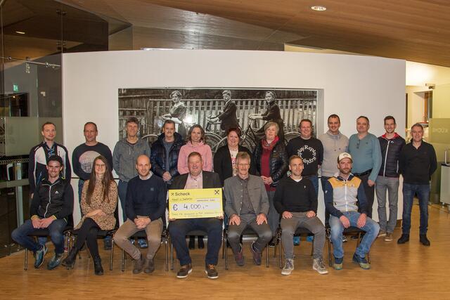 Die drei Talbürgermeister (vorne Mitte) freuten sich über das gemeinsame Projekt der Hopfgarter Vereine und Gastwirte und einen Reinerlös von 4.000 Euro für den „Saozialfonds Defereggental“. | Foto: Reinhold Köfele