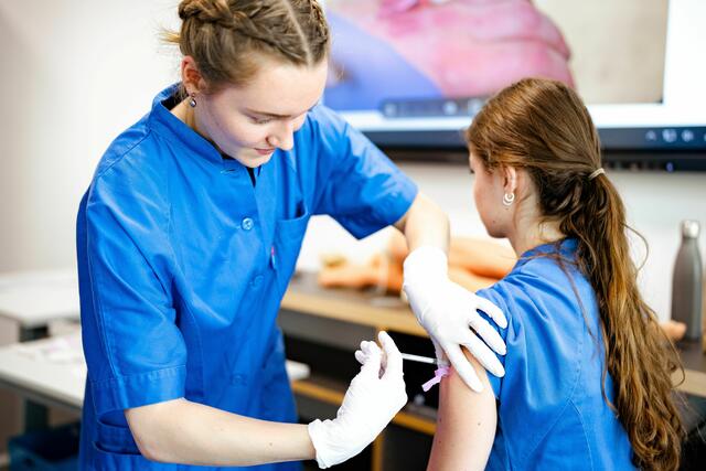 Das Pflege-Studium wird mit monatlich € 600,- gefördert. Die Studiengebühren werden vom Land Tirol übernommen. | Foto: fh gesundheit