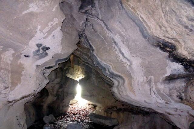 Faszinierende Zeichnung des Gesteins in der Jungfrauenhöhle