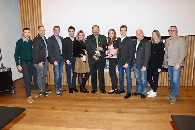 Edle Tropfen aus der Region: Ehrengäste, Organisatoren und Sponsoren präsentieren die Siegerweine für den Bezirksbauernball 2023. | Foto: Alfred Mayer