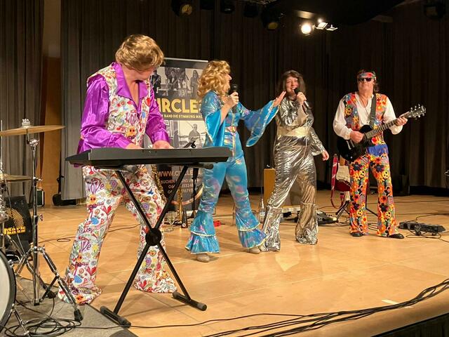 Highlight des Neudauer Arbeiterballes war eine "ABBA-Playbackshow". | Foto: privat
