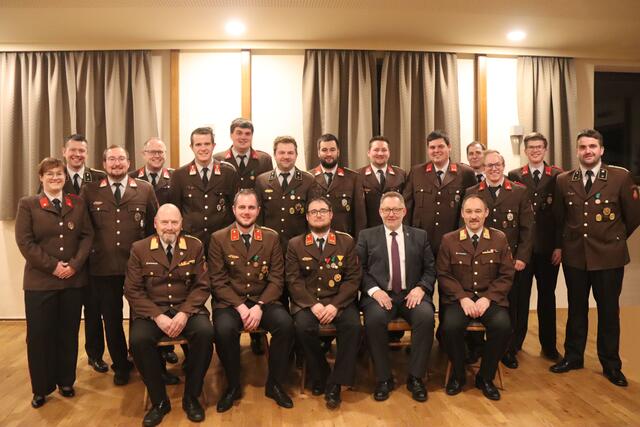 1. Reihe v. l.: Josef Bröderbauer (BFK), Christoph Pühringer (Kommandant-Stellvertreter), Florian Pühringer (Kommandant.), Klaus Falkinger (Bgm), Christian Wakolbinger (AFK.)
2.Reihe v. l. : Lisa Bruckmüller, Moritz Stummer, Fabian Wolfschlucker, Daniel Hofer, Christoph Steininger, Christoph Wöss, Thomas Wolfmayr, Martin Reitetschläger
3.Reihe v. l.: Heinz Leitenmüller, Thomas Schmidt, Gerald Hofer, Patrick Höfler, Helmut Jungwirth, Lukas Hofer 
Nicht am Bild: Stefan Hofer, Claudia Schmidt | Foto: Foto: FF Kleinzell 
