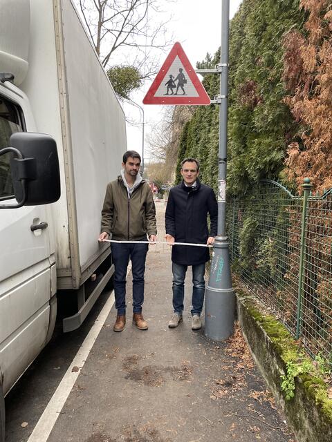 "Der Gehsteig ist mit 1,05 Metern zu schmal", sagen Pelz (r.) und Hetfleisch-Knoll. | Foto: Kautzky