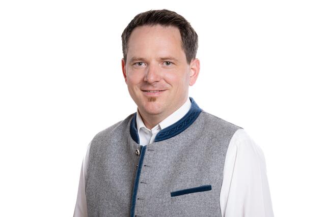 Michael Jäger, VP Tirol-Klimaschutz und Nachhaltigkeitssprecher, macht auf die verschiedenen Projekte des Landes zur Biodiversität in der Landwirtschaft aufmerksam. | Foto: Fischler/BB Archiv