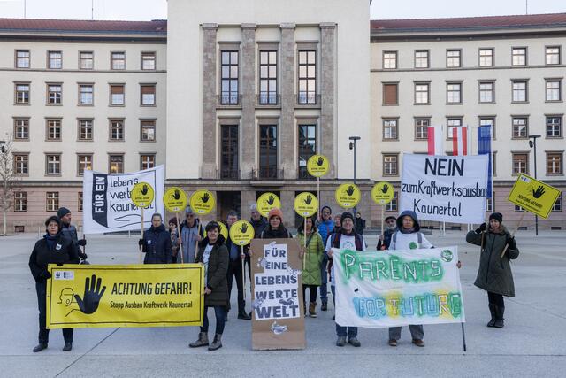 Protestaktion am Landhausplatz in Innsbruck: Betroffene fordern unabhängige Prüfung der Naturgefahren im Kaunertal. | Foto: Jan Hetfleisch