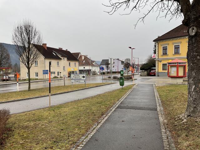 An dieser Kreuzung kommt es oft zu langen Wartezeiten, daher würden sich viele an dieser Stelle einen Kreisverkehr wünschen.	