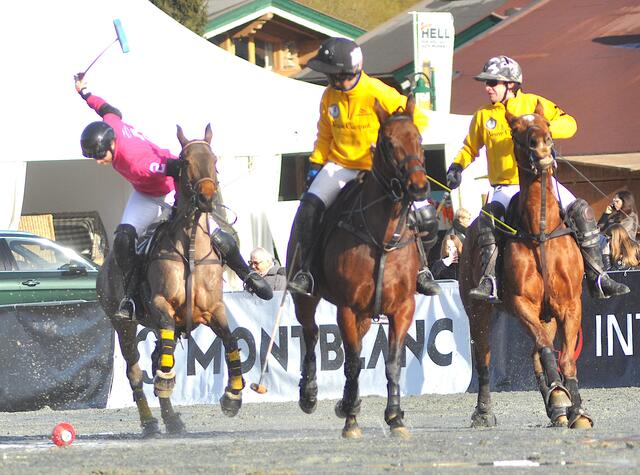 Polo auf Schotterpiste auf der Münichauer Wiese. | Foto: Kogler