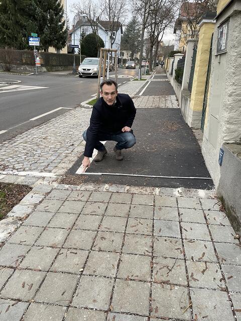 "Die Gehsteige sind stellenweise nur mehr 1,05 Meter schmal", sagt Peter Pelz mit dem Maßband in der Hand. | Foto: Kautzky
